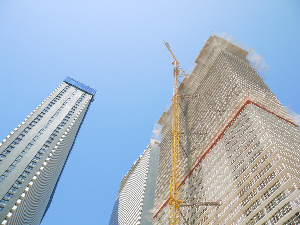 带有起重机的现代未完工摩天大楼。图片下载
