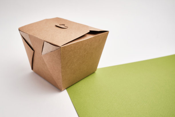 光背景隔离的外卖食品纸盒。商务食品概念图片下载