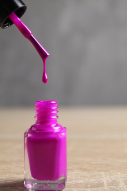滴下来的淡紫色指甲油刷。美甲时如何选择涂指甲油时带文字的地方图片下载