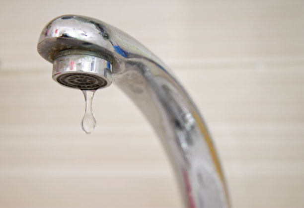 水滴从起重机上落下图片下载