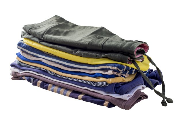 一堆旧衣服。整理衣橱。可持续生活理念，将二手物品分类回收图片下载