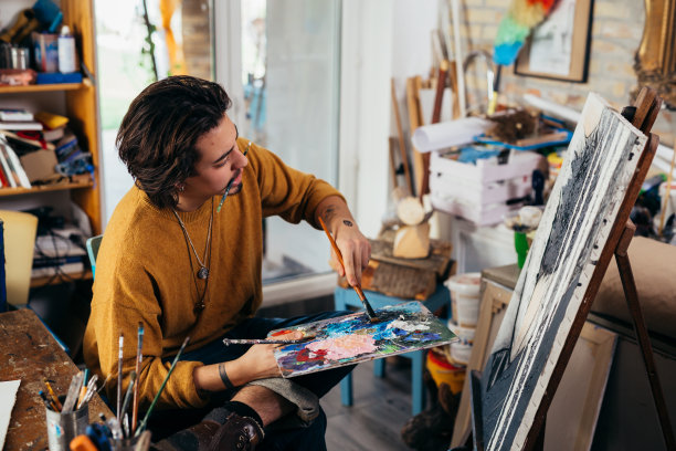 男人在他的工作室工作图片下载