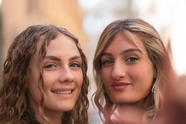 女性、朋友们拍自拍照是为了自拍、旅行或度假，从相机的角度来看。在网上或社交媒体上发帖。图片下载