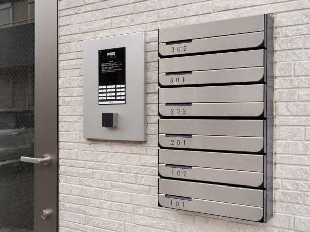 公寓里的信箱和对讲机图片下载