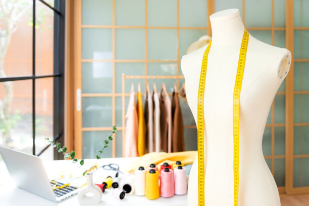 近距离观察陈列室里工作设计师的人体模型。设备时尚的裁缝背景。企业小的概念图片下载