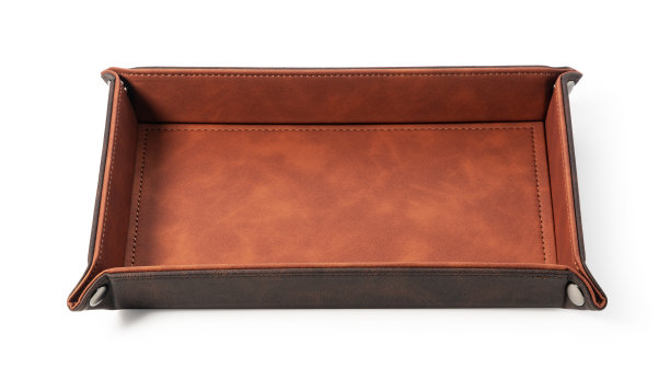 皮革托盘放在一个白色的背景。图片下载
