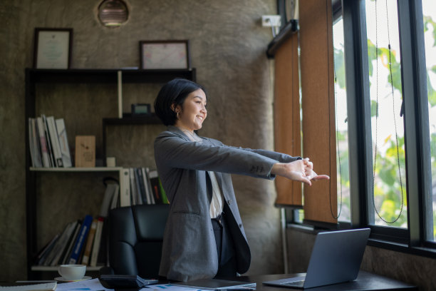 女商人扭动身体以缓解疲劳。图片下载