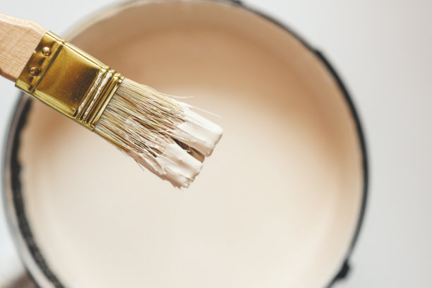 从上面看，油漆刷放在油漆罐上图片下载