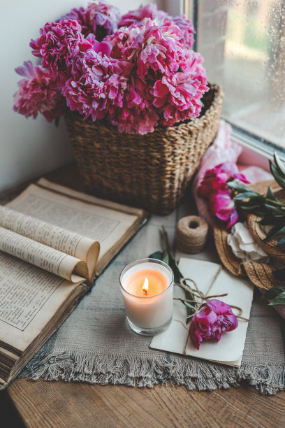 燃烧的蜡烛和粉色的牡丹，复古的美感图片下载