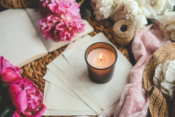 惬意的春天构图，燃烧的蜡烛，牡丹和帽子图片下载