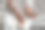 安静的小女孩睡在铺着洁白床单的床上。安静的小女孩睡在舒适的白色床上图片下载
