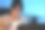 晚上在办公室工作的年轻女商人晚上吃方便面。女人晚上边吃方便面边用笔记本电脑工作。图片下载