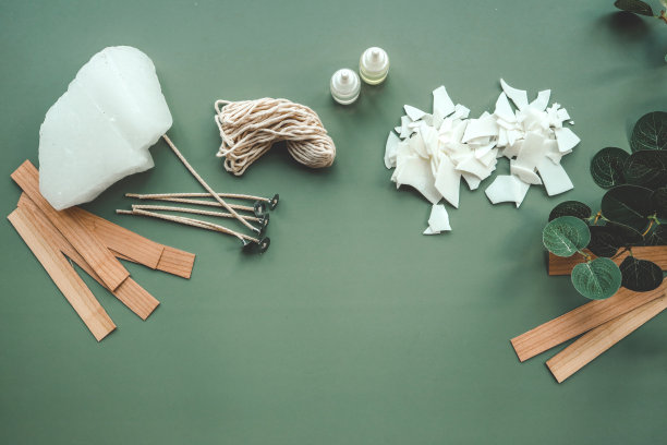 大豆蜡蜡烛，木芯和桉树，平铺顶视图图片下载