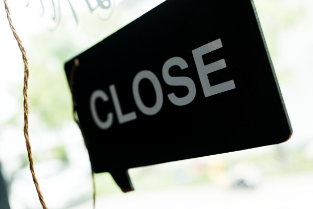 关闭悬挂在咖啡厅或餐厅门口的招牌。图片下载