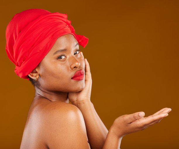 美容，化妆和展示的脸与黑人妇女在演播室的模型，创意和化妆品。皮肤护理，沙龙和介绍与女性模特在棕色背景健康，自我护理和发光图片下载