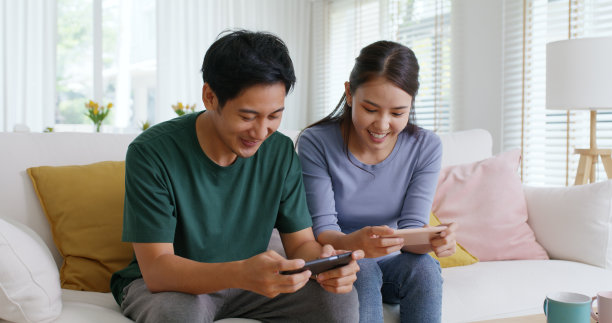 年轻的成人亚洲可爱甜蜜的夫妇喜欢玩体育比赛游戏在线电子竞技比赛爱好者在家里沙发沙发。两个Z世代的人男女玩家快乐放松微笑大笑快乐有趣的视频游戏应用程序。图片下载