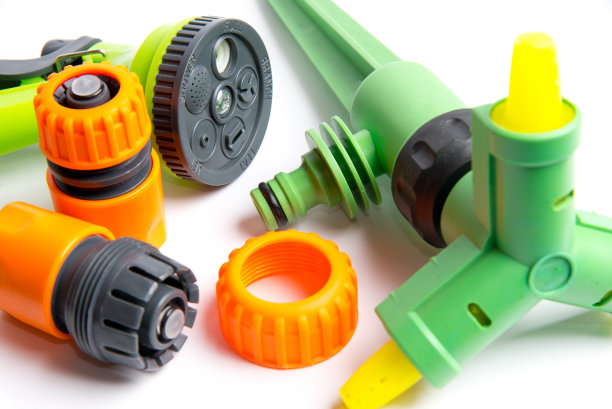 浇灌花园的杂项配件。软管喷嘴，用于不同模式的浇水。图片下载