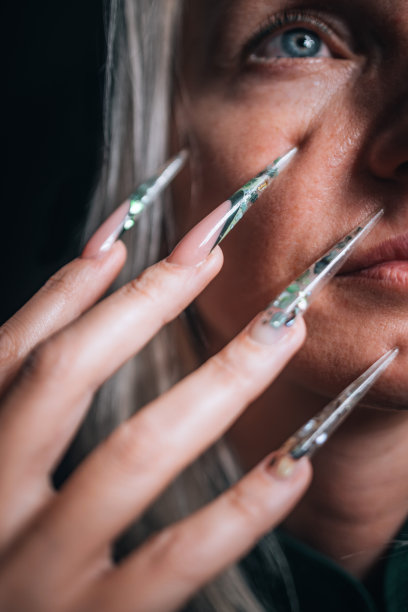 女人有新鲜修剪过的时髦指甲图片下载