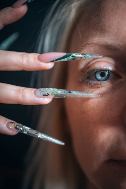 漂亮的女人有着优雅的细指甲图片下载