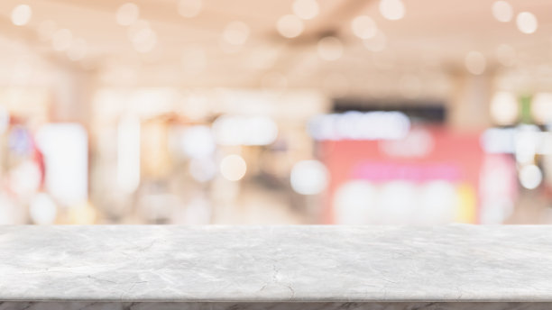空的白色大理石桌面和模糊的玻璃橱窗内部商店和商店横幅模拟抽象的背景-可以用来展示或蒙太奇您的产品。图片下载