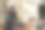 在自行车翻新工作中，一名男子正在清除橙色自行车车架上的油漆图片下载