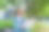 自然的办公室。亚洲女商人在公园用笔记本电脑赚钱。走出家门。混合动力工作图片下载