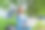 自然的办公室。亚洲女商人在公园用笔记本电脑赚钱。走出家门。混合动力工作图片下载