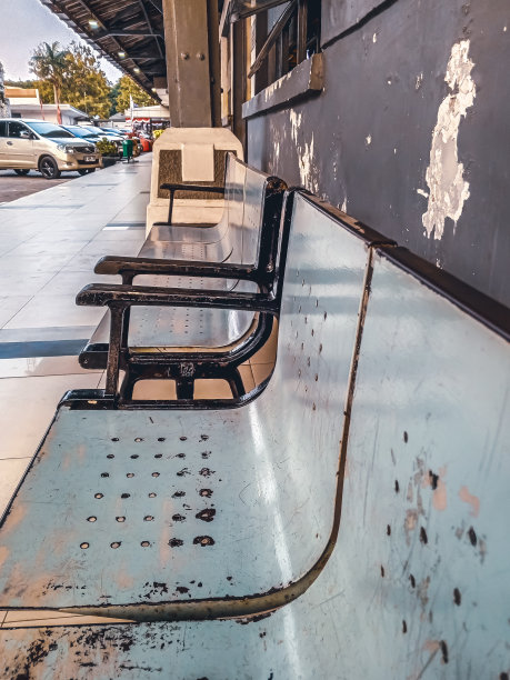 空荡荡的旧长凳一字排开图片下载