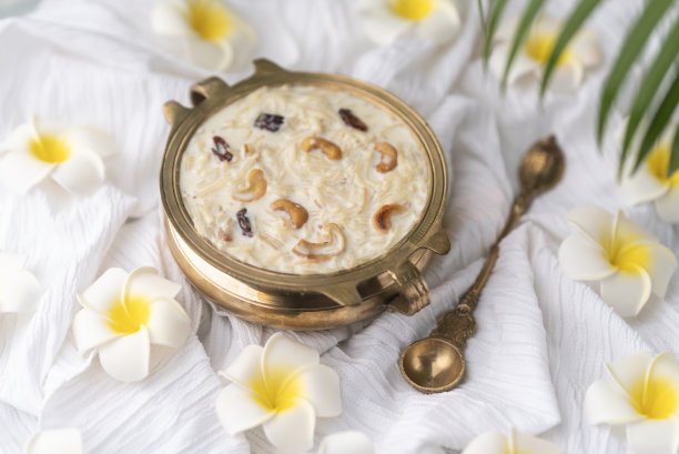 漂亮的带花的payasam甜点图片下载