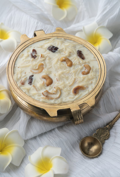 高品质的Payasam图像排列在金色的碗图片下载