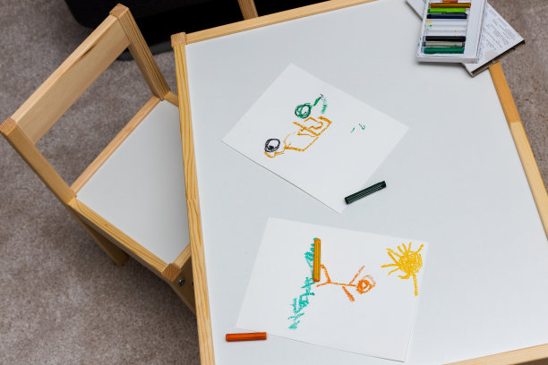 时尚的儿童桌椅。白色和木色图片下载