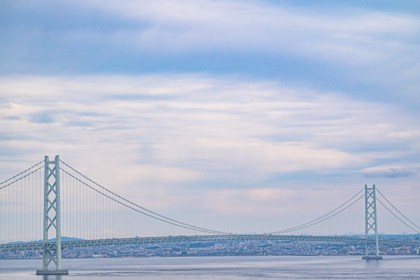 这是连接日本本州岛和淡路岛的世界著名悬索桥——明石海启桥的照片。图片下载