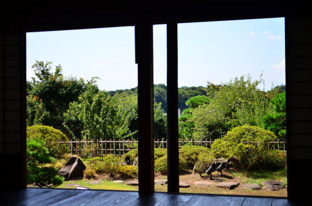 日式园林是传统园林，其设计以日本的美学和哲学思想为伴奏，避免人工装饰，突出自然景观。图片下载