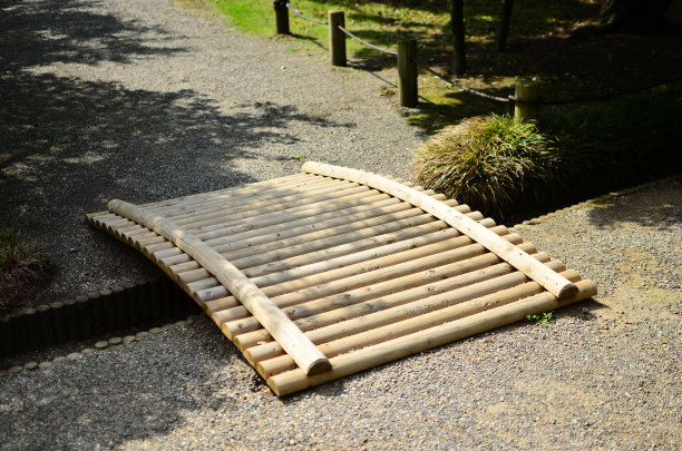 日式园林是传统园林，其设计以日本的美学和哲学思想为伴奏，避免人工装饰，突出自然景观。图片下载