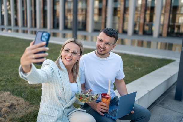 两个迷人的商业同事在午休时间自拍图片下载