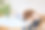一个小女孩在笔记本电脑前睡着了。漂亮女人很累或者工作过度。温馨的家居环境图片下载