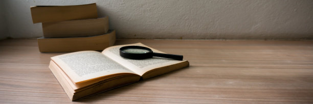 书籍和放大镜研究概念。放大镜放在打开的书上。图片下载