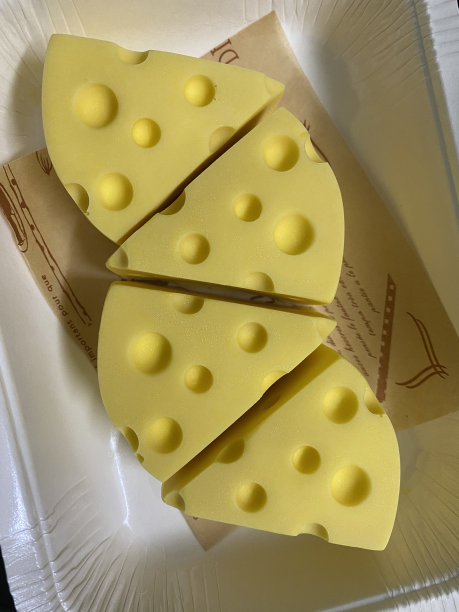 白盘子里的黄奶酪很甜图片下载