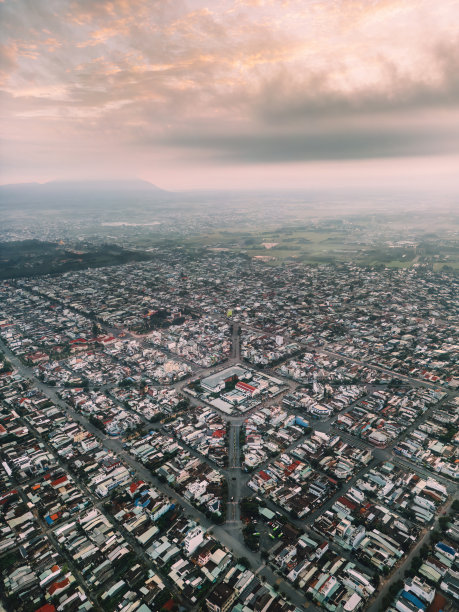 鸟瞰越南德宁市著名的龙华市场，远处是早晨的巴登山图片下载