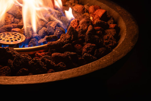 煤气壁炉与石头和火焰抽象的背景露营图片下载