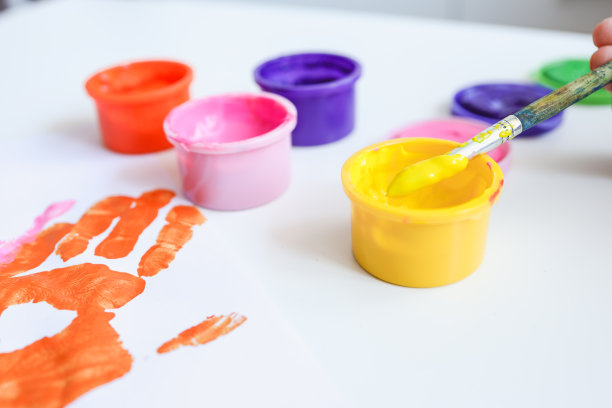 孩子们用颜料画出的手印图片下载