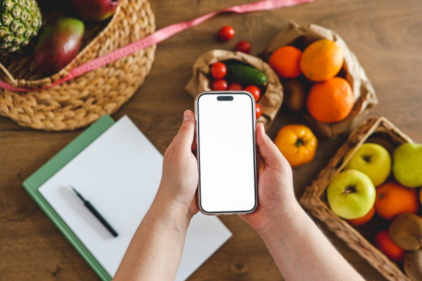 手机在手，背景是厨房的隔离屏幕，计算卡路里和适当营养的概念图片下载