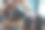 一个女孩在咖啡馆里把茶倒进杯子里。美丽舒适的照片图片下载