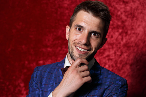 画室里西装革履的商人肖像图片下载