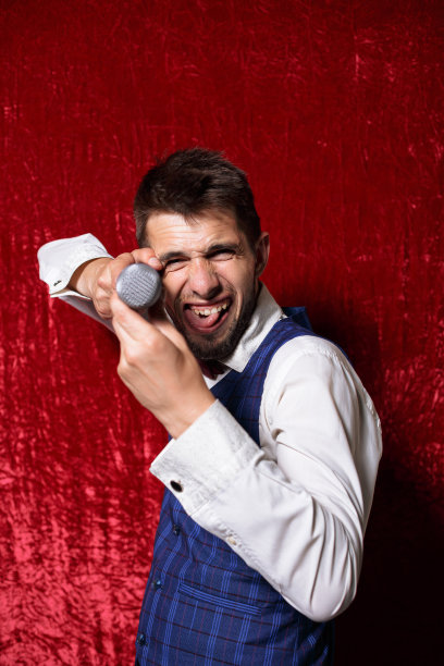 积极的主持人拿着麦克风在演播室里玩得很开心图片下载