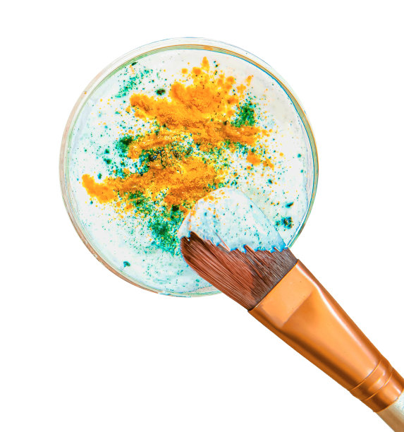 含有姜黄、螺旋藻粉和酸奶的天然面膜。天然化妆品隔离在白色背景。图片下载