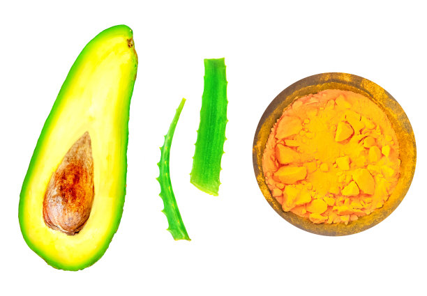 牛油果，姜黄和新鲜芦荟叶分离在白色背景。天然草本护肤产品，俯视图。图片下载
