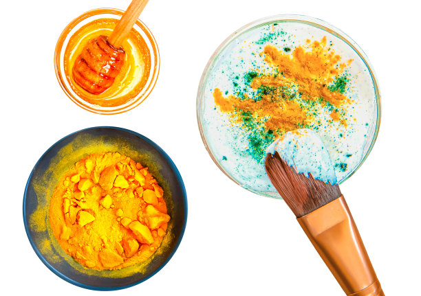 含有姜黄、螺旋藻粉和酸奶的天然面膜。天然化妆品隔离在白色背景。图片下载