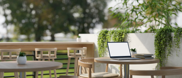 在漂亮的咖啡馆或餐厅的阳台或露台上放一台笔记本电脑图片下载
