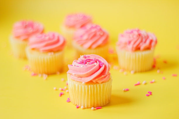 香草小蛋糕加上粉红色的糖霜图片下载